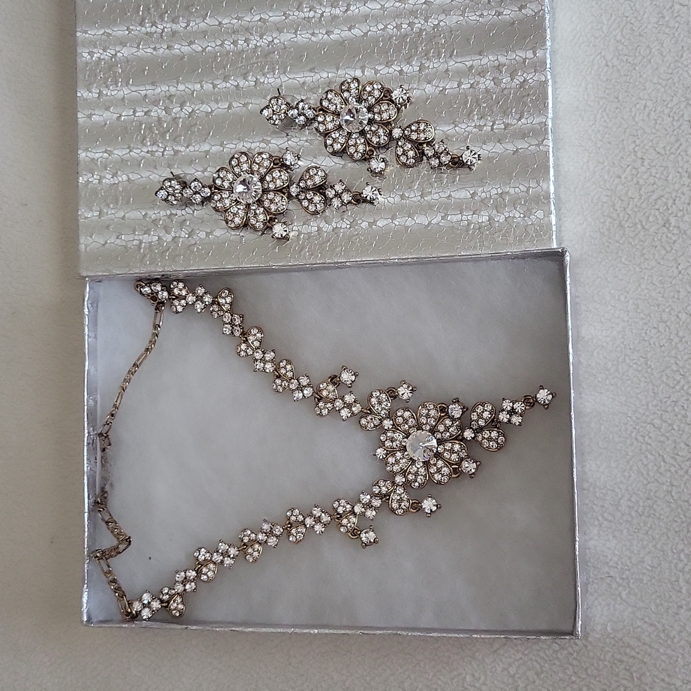 Earring and necklace set